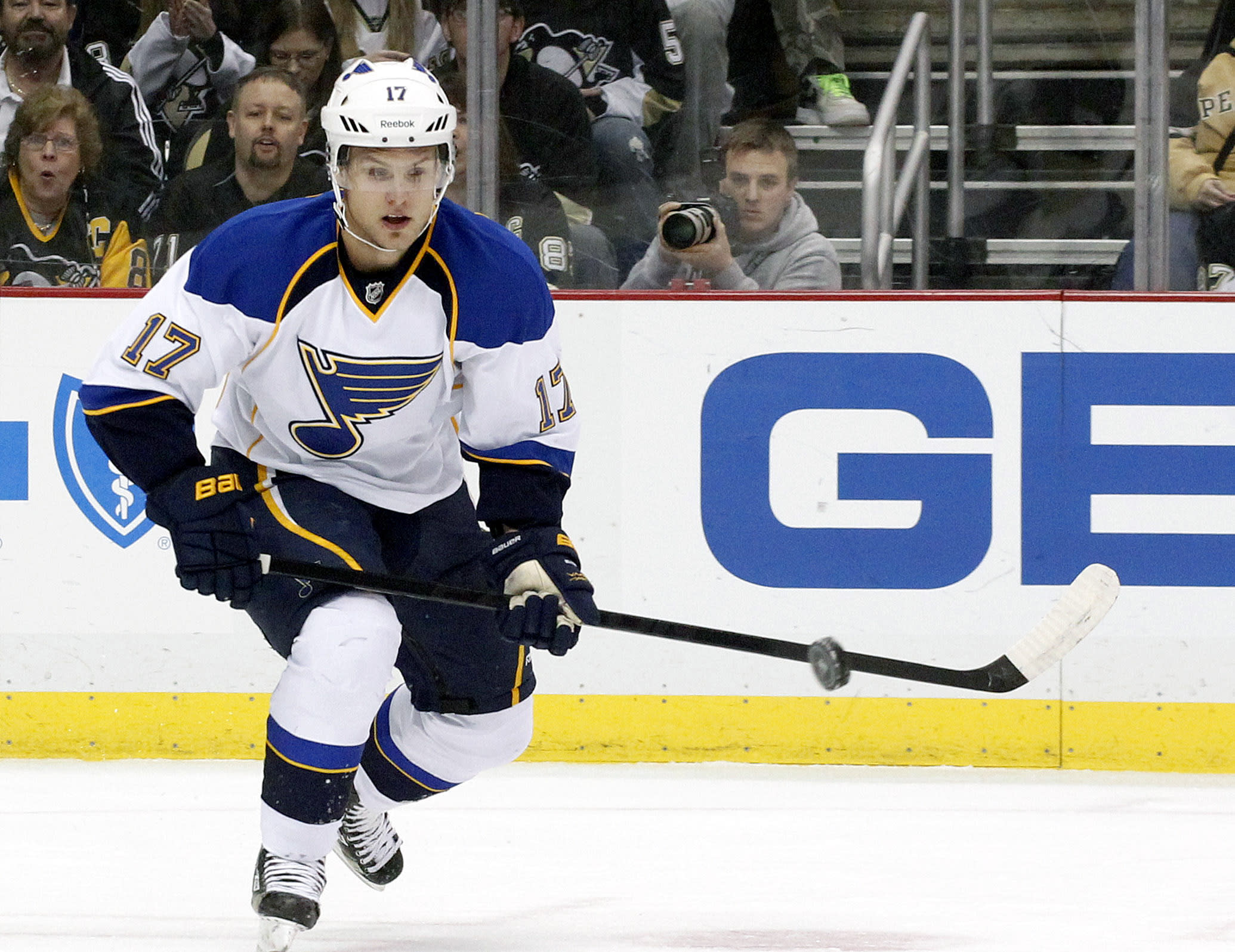 Vladimir Sobotka leaves Blues for KHL 