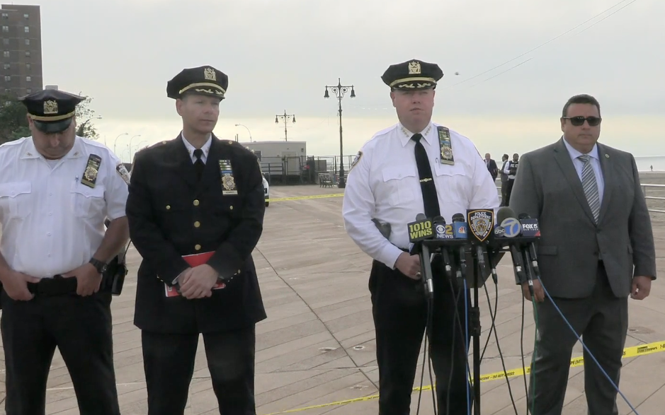 Trois enfants morts, une mère retrouvée errante sur une promenade près de Coney Island