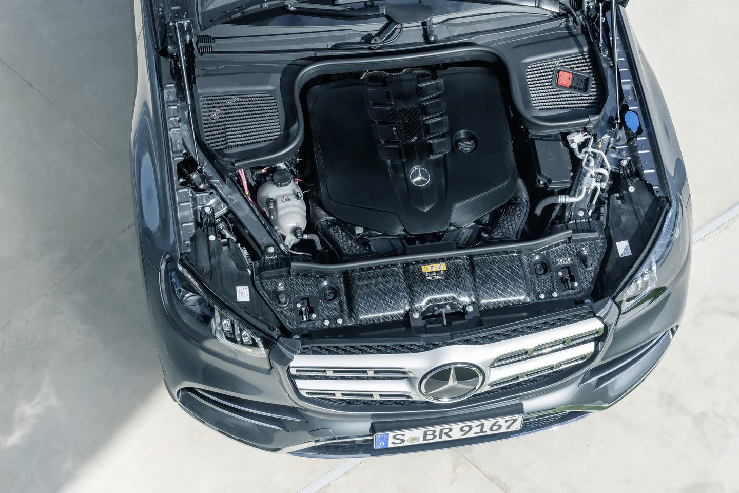 The 2020 Mercedes Benz Gls 580 Gets A Trick Hybrid V 8