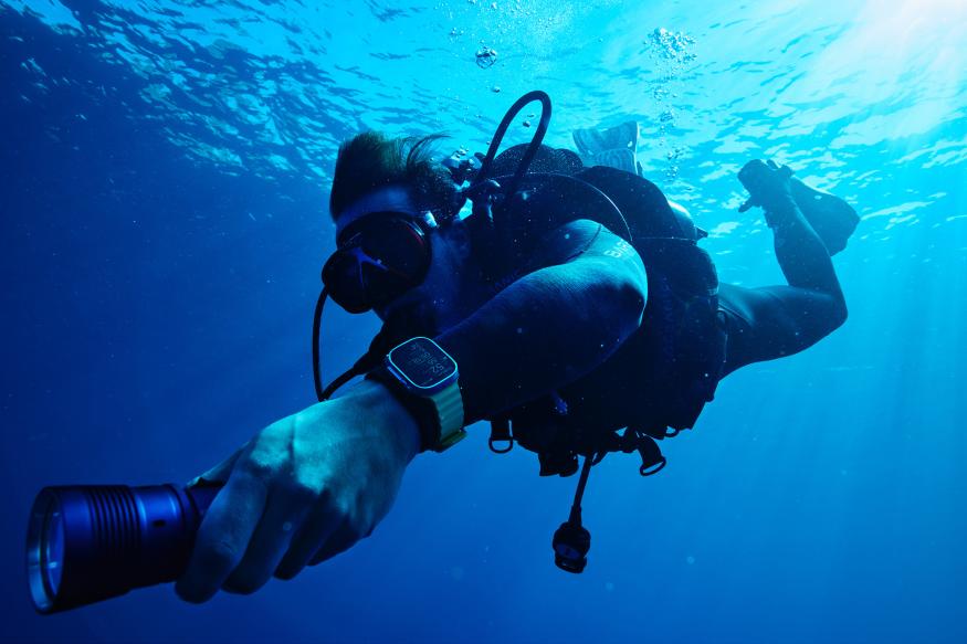 Oceanic+ app on scuba diver using Apple Watch Ultra 