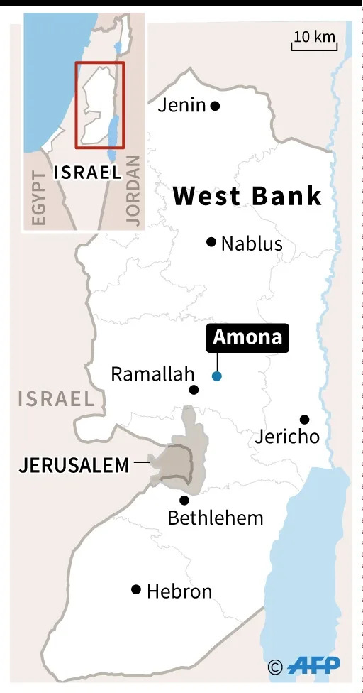 Jewish settlers set tyres ablaze at the Amona outpost, northeast of Ramallah, on February 1, 2017 (AFP Photo/)