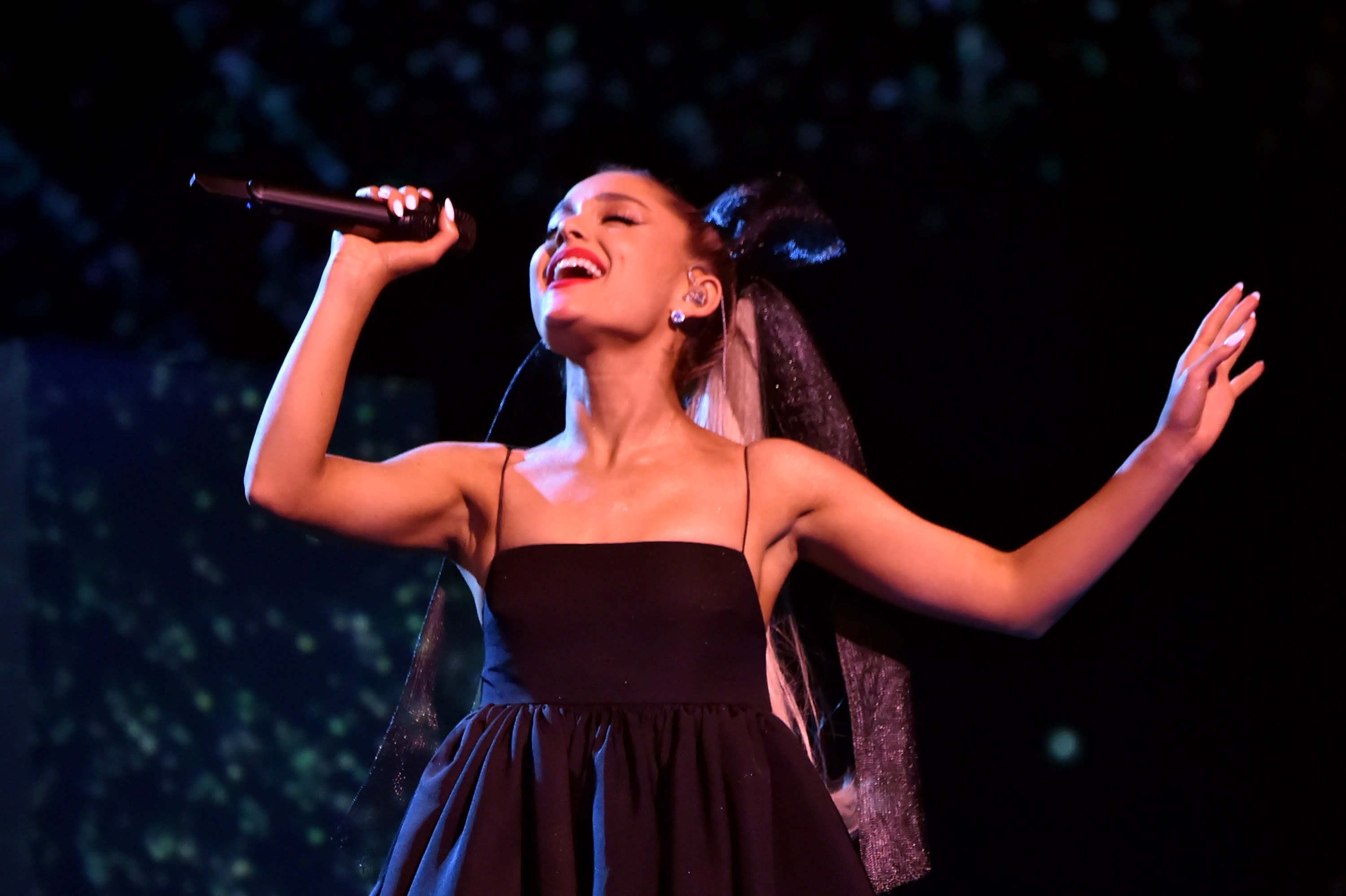 Ariana Grande Wears Hair Bow At Billboard Music Awards 2018