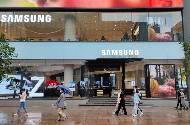 SHANGHAI, CHINA - NOVEMBER 11, 2022 - Pedestrians pass the Samsung flagship store in Shanghai, China, Nov 11, 2022. (Photo credit should read CFOTO/Future Publishing via Getty Images)