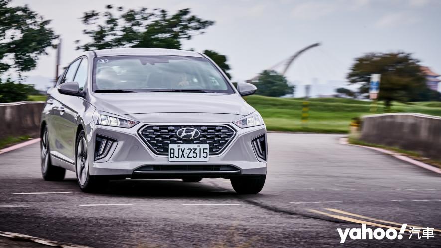 竟是富有玩味樂趣的超經濟都會通勤車！2021 Hyundai Ioniq Hybrid試駕體驗！ - 14