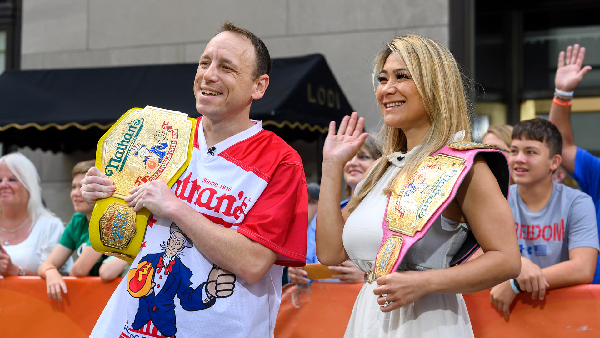 Unfortunate young contestant in 'Hot Dog Derby' eats it - The Washington  Post