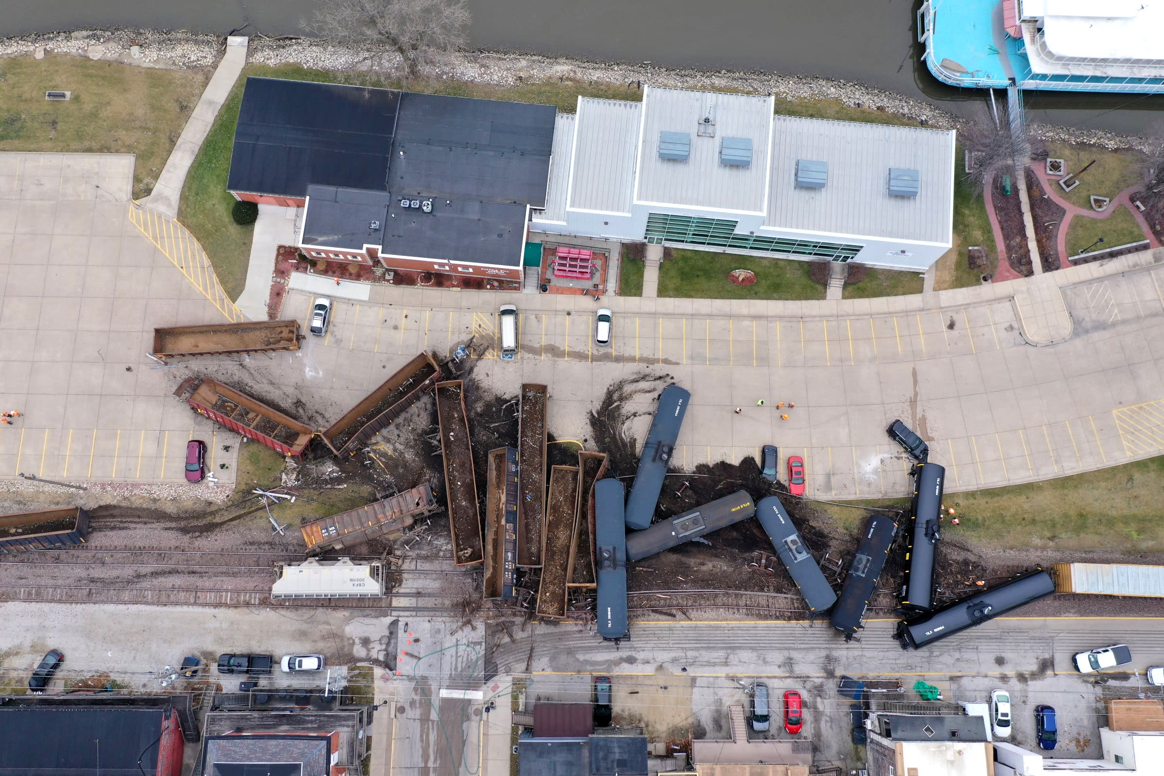 Train derailment in eastern Iowa leaves mess, slows traffic