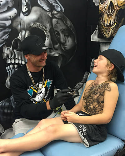 Un artista se ofrece a darle tattoos temporales a niños enfermos
