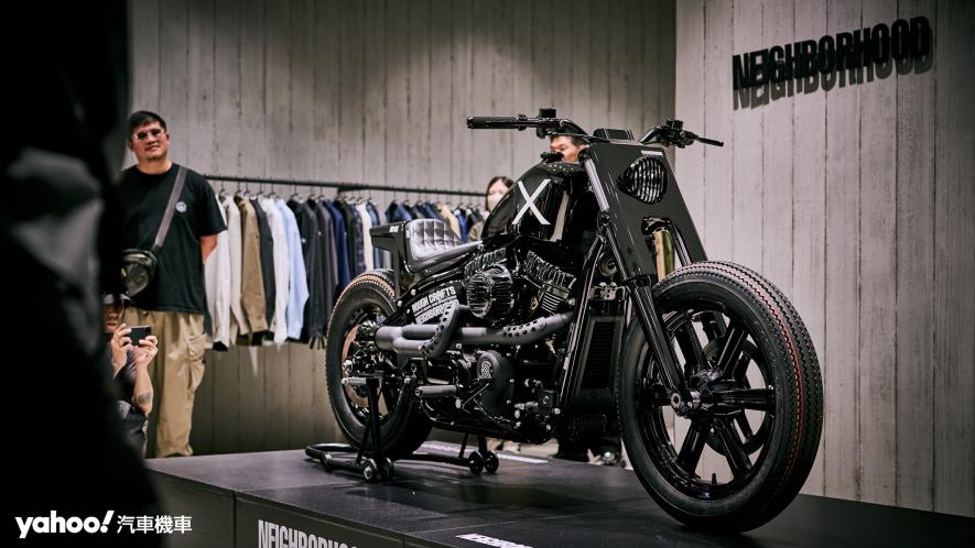 NHRC聯名的限量車款NR-01採用Harley-Davidson Softail車系的Street Bob 114改裝，除了車款本身有極大的發揮空間、其樣貌與元素也更為符合Street Tracker改裝需求。 - 1