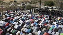 Musulmanes protestan orando frente a santuario en Jerusalén