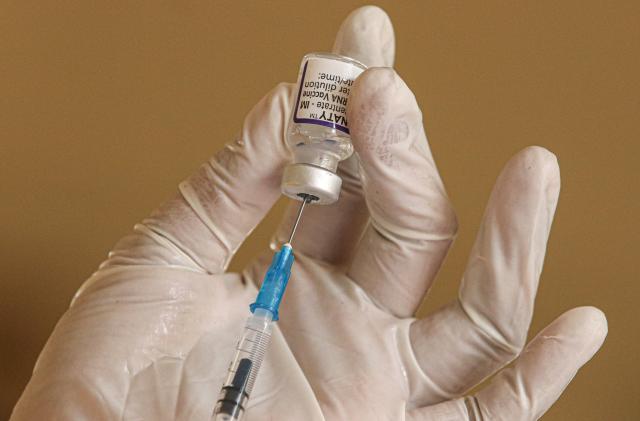 COLOMBO, SRI LANKA - 2021/09/28: A health personnel extracts a dose of Pfizer-BioNTech vaccine against COVID-19 at the Sri Jayewardenepura Hospital in Colombo, as the country began inoculating children of over 12 years of age. (Photo by Saman Abesiriwardana/Pacific Press/LightRocket via Getty Images)