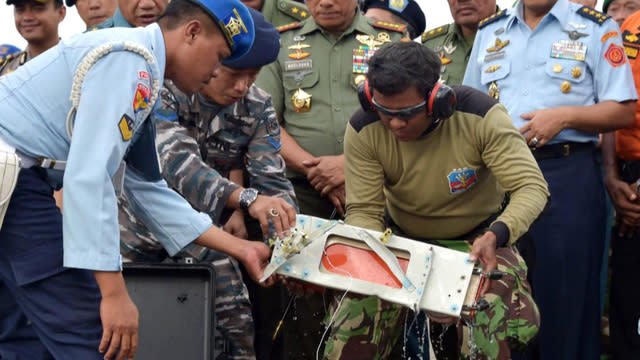 AirAsia QZ8501 : co-pilot at controls when plane crashed