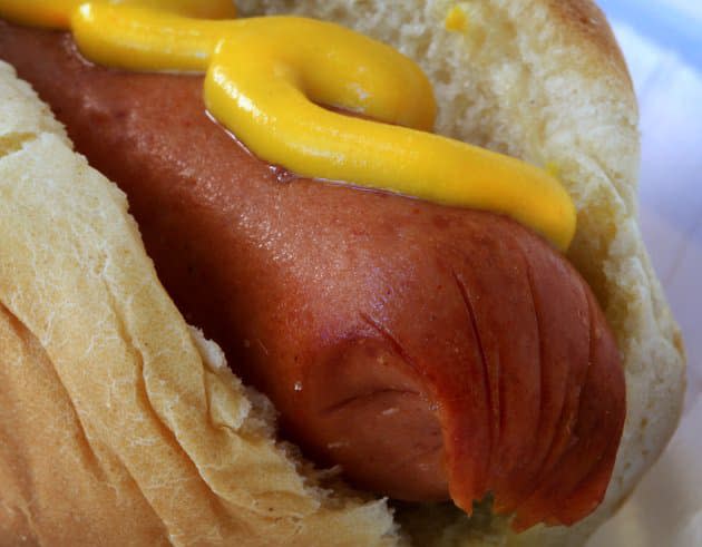 In the United States, he orders two hot dogs and leaves a $ 16,000 tip