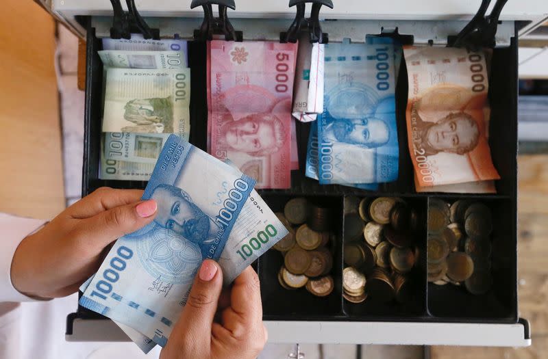 Análisis – La caída del peso chileno refleja una dura batalla contra el dólar embravecido