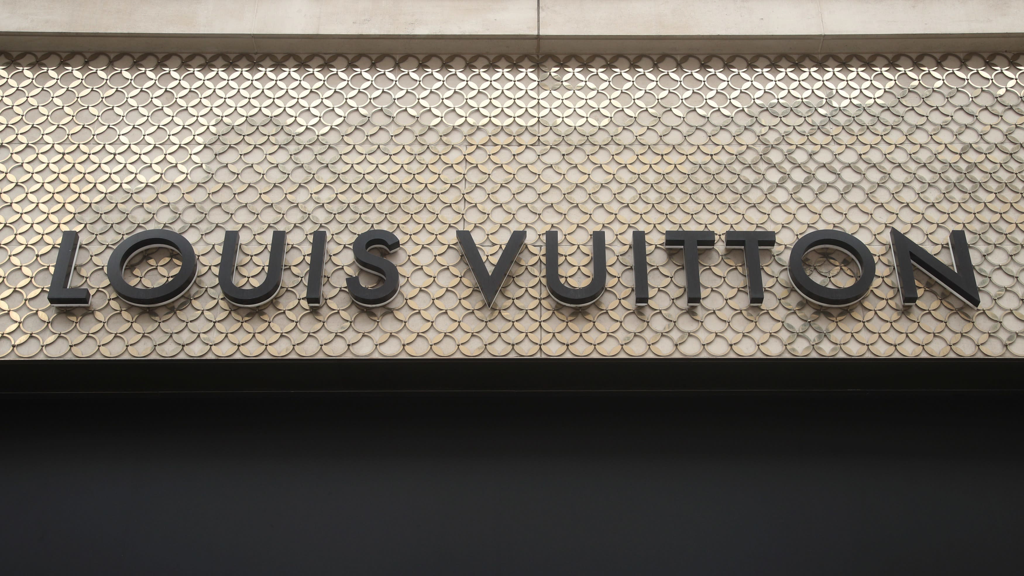 Luxury giant LVMH seals deal to acquire Tiffany & Co