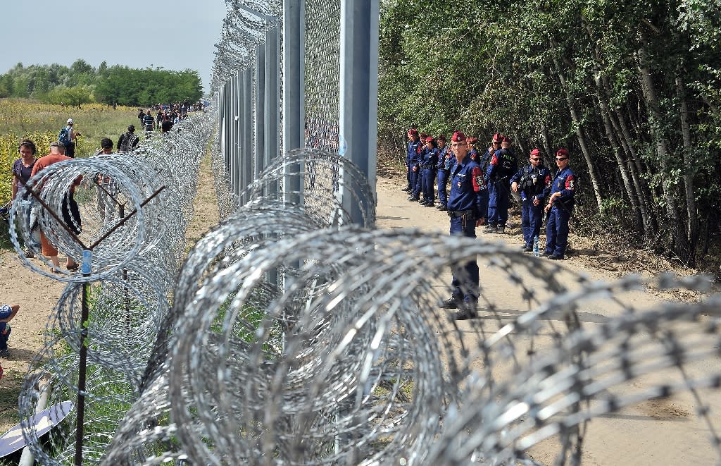 Hungary Completes Barbed Wire Barrier On Croatia Border Ministry - how to make a barbed wire fence in roblox