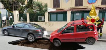 Roma, voragine su Circonvallazione Appia: in bilico due auto