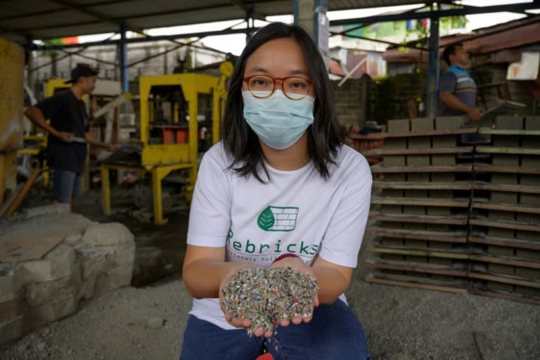 Perempuan Indonesia tangani sampah plastik bata