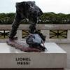 Statua di Messi divisa in due: vandali distruggono il tributo al campione