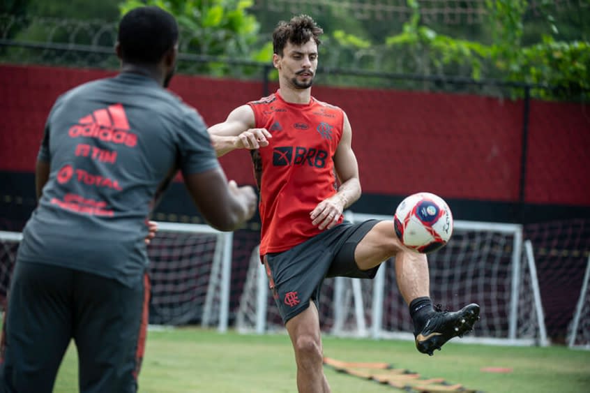 When Recovering From A Muscle Injury Rodrigo Caio Performs Activity Individually And With A Ball In Flamengo S Ct Sportsbeezer