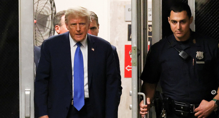 
Trump hush money trial adjourned until Tuesday after 1st witness briefly testifies
Donald Trump faces 34 felony counts of falsifying business records to hide a payment to adult film star Stormy Daniels.
Cut short due to juror's dentist appointment »