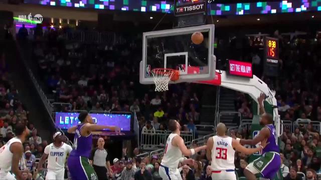 Giannis Antetokounmpo with a dunk vs the LA Clippers