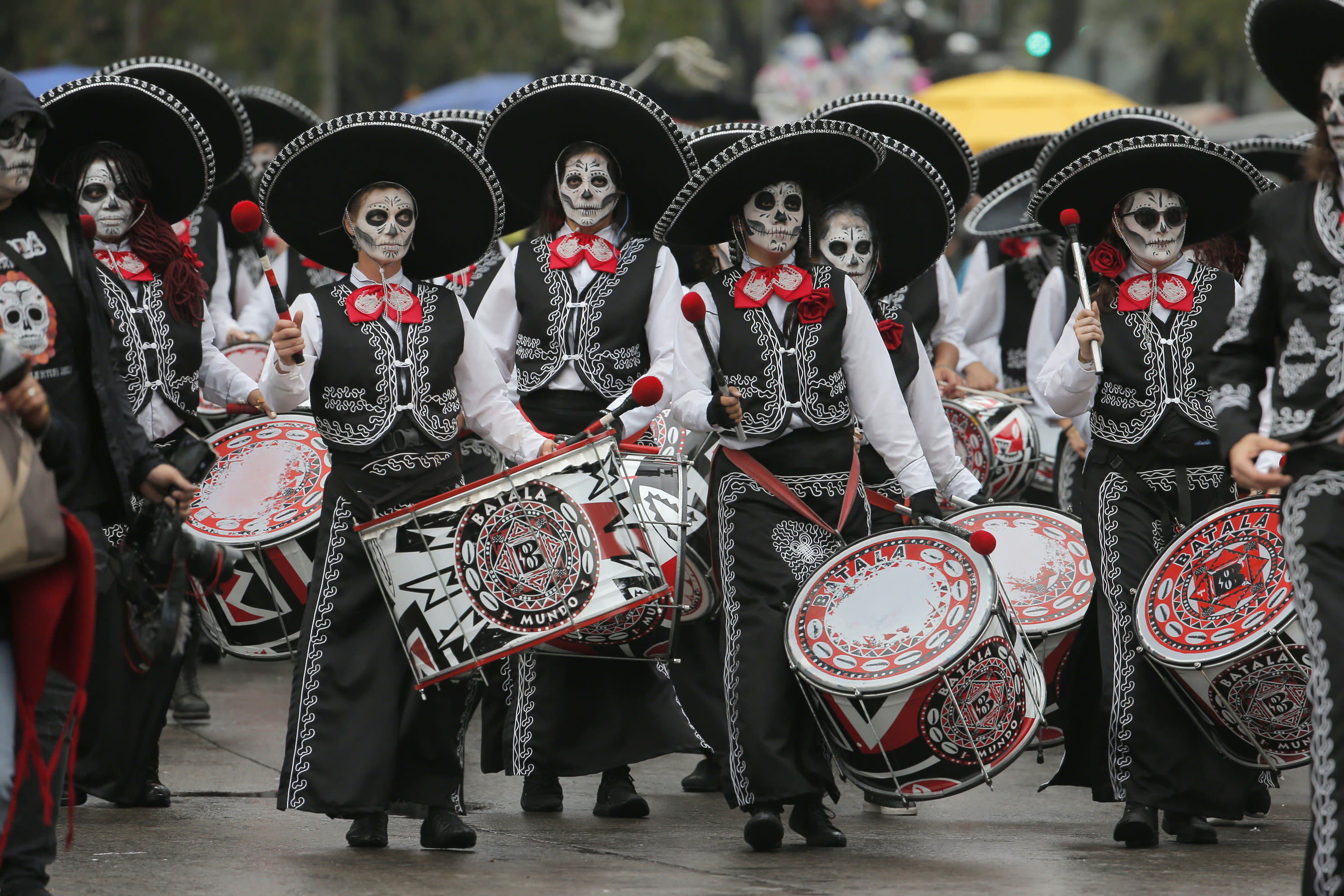 Ciudad de México celebra Día de Muertos con gran desfile