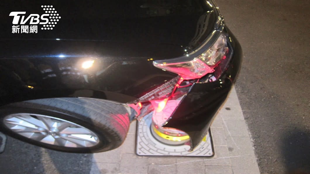 官員座車遭 柱 襲 保全被求償30萬修理費
