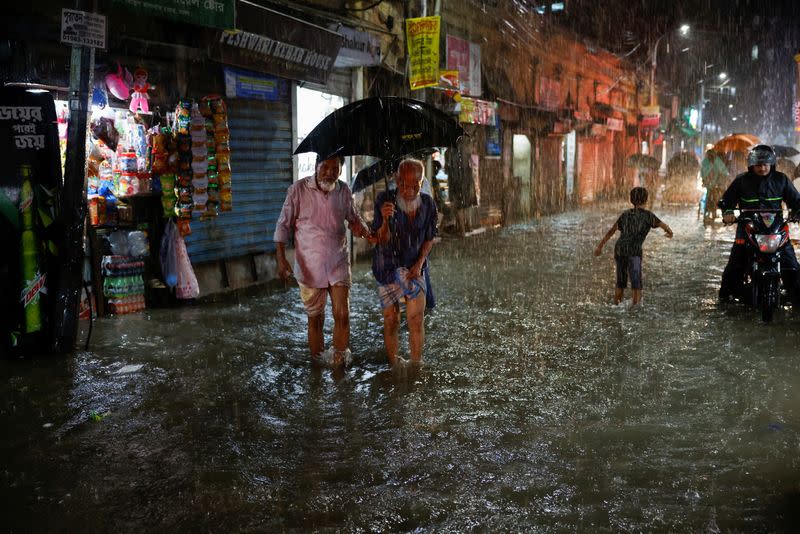 Un cyclone frappe le Bangladesh, tuant neuf personnes et inondant des zones basses