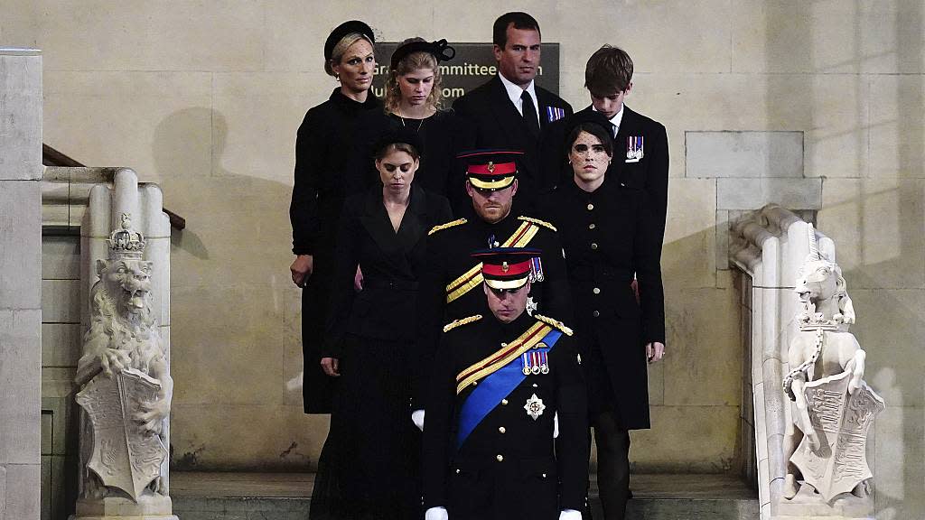 Los ocho nietos de Isabel II velan su féretro en Westminster Hall