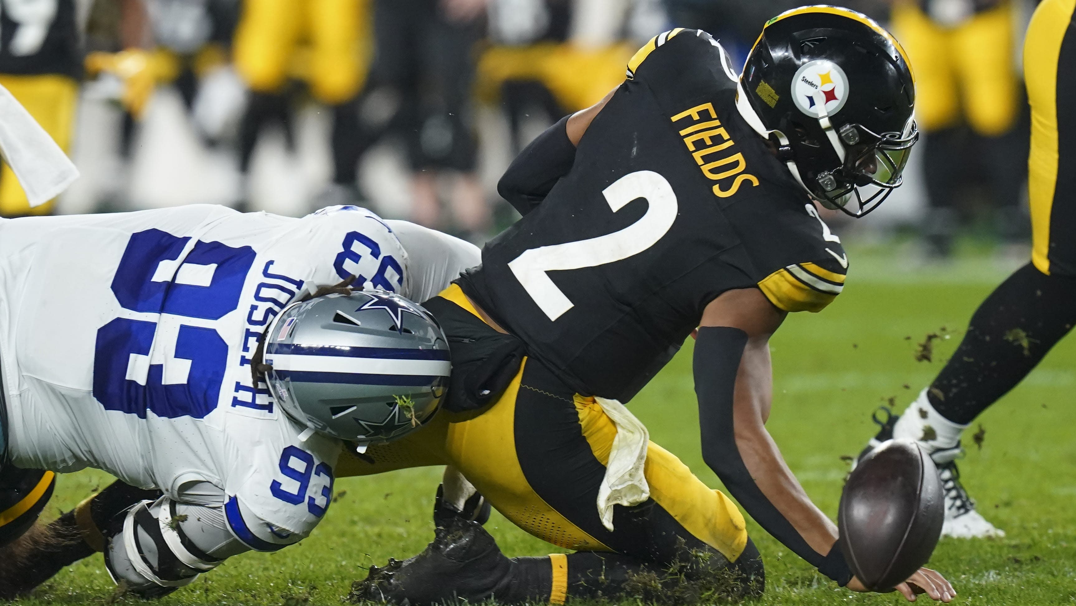 Live updates: Defenses are dominating in wet Cowboys-Steelers game