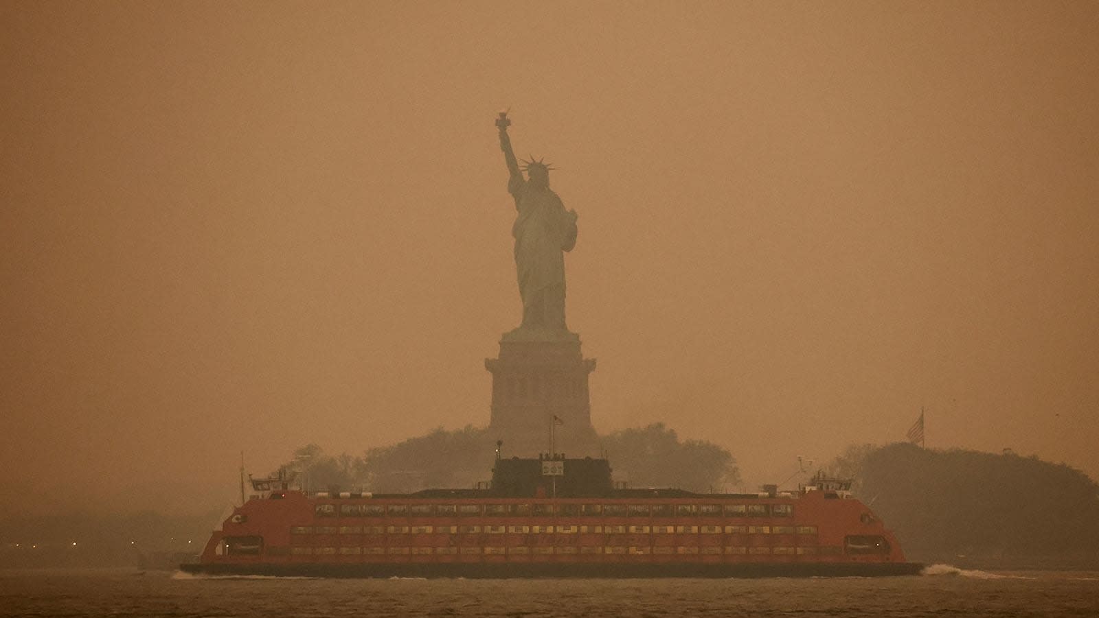 Yankees stadium turns orange: MLB and other sports forced to cancel games  after Canadian wildfires - AS USA