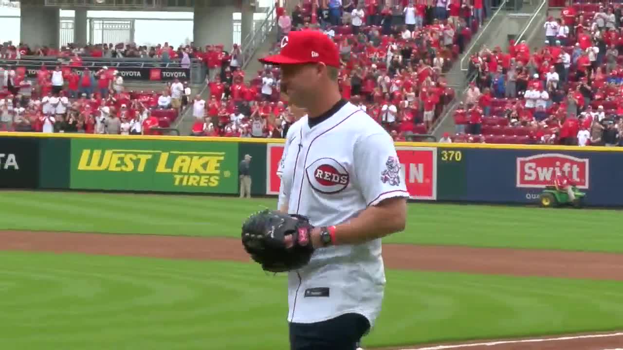 WATCH: Bengals' Joe Burrow throws first pitch at Reds' opening day