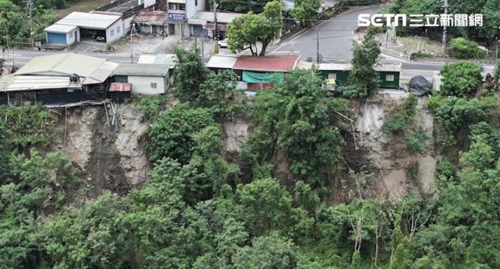 民宅地基嚴重崩落 驚悚畫面曝