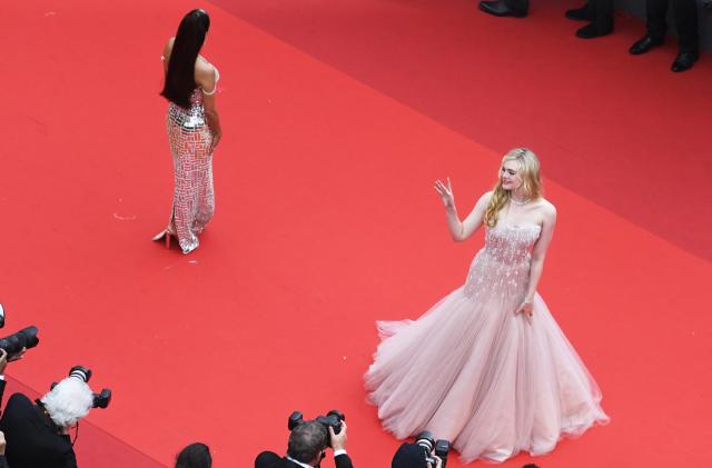 The 75th Cannes Film Festival - Screening of the film "Top Gun: Maverick" Out of Competition - Red Carpet Arrivals - Cannes, France, May 18,  2022. Elle Fanning and Eva Longoria pose. REUTERS/Piroschka Van De Wouw
