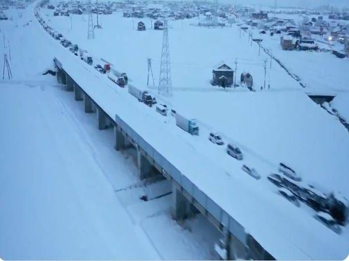 大雪亂交通日本千輛汽車被困新潟高速公路 汽機車 Yahoo奇摩行動版