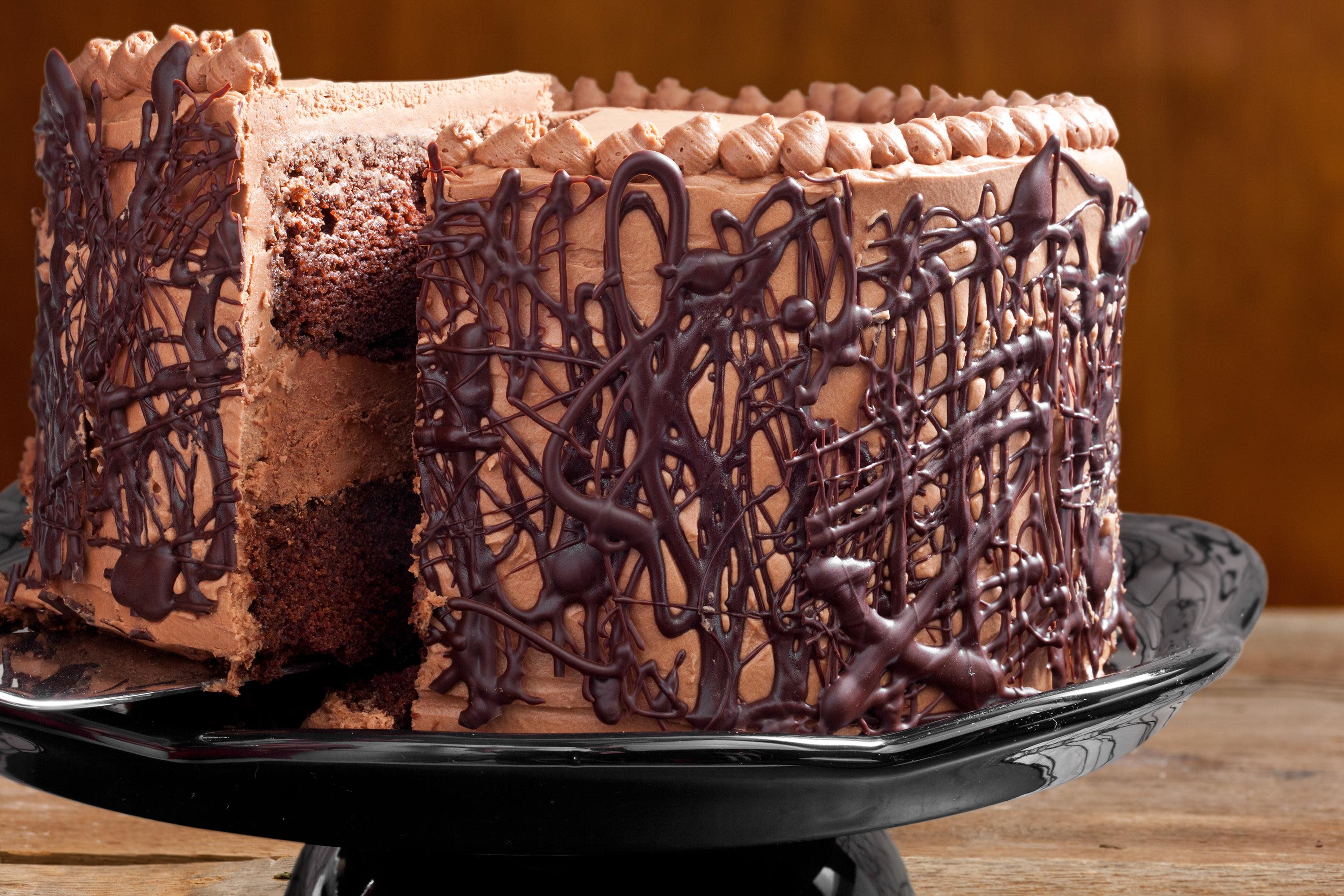 Шоколадный торт желатин. Шоколадный торт. Украшения из шоколада. Украшение торта шоколадом. Торт с шоколадом.