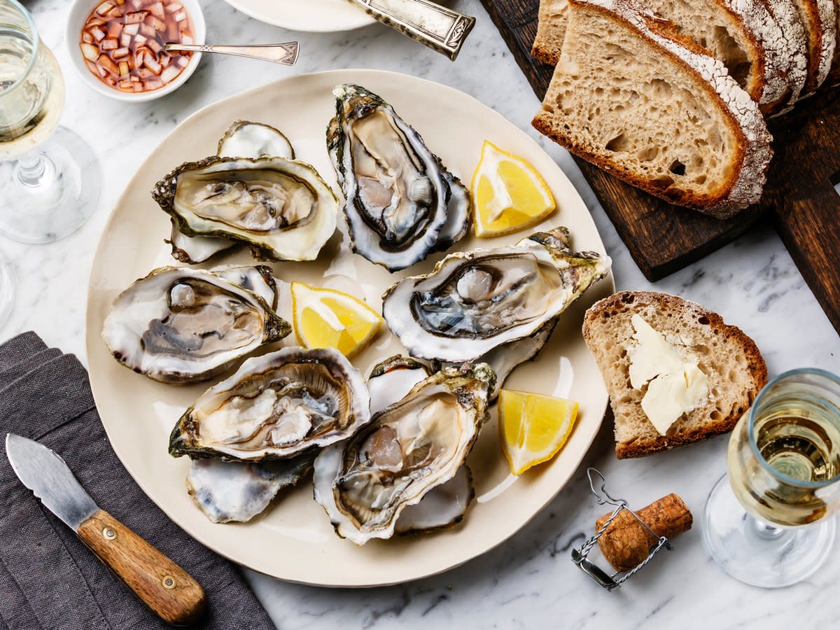 how-to-eat-raw-oysters-in-public-with-confidence