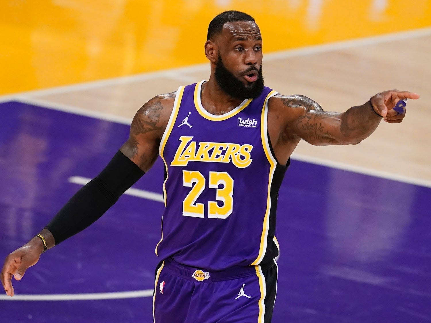 Download The Lakers are in a tailspin, and LeBron James says ...