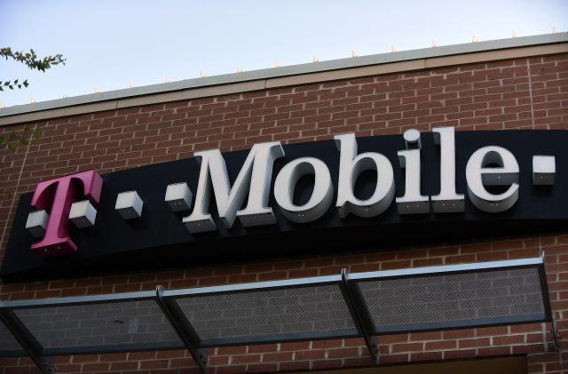 ORLANDO, FLORIDA, UNITED STATES - 2020/06/15: A T-Mobile store is seen in Orlando, Florida as the third largest wireless carrier said it was experiencing a widespread outage knocking out calls and texts for T-Mobile customers across the United States.
 It is unclear what caused the issue or when it would be resolved. (Photo by Paul Hennessy/SOPA Images/LightRocket via Getty Images)