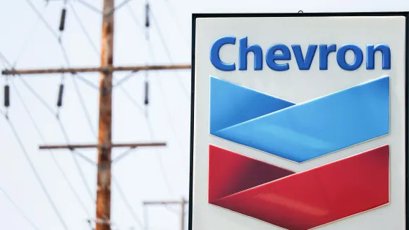 Chevron, Exxon face energy headwinds, lower profits in Q1