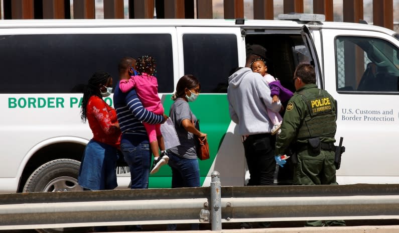 Texas Begins Transporting Illegal Immigrants from Border to D.C.