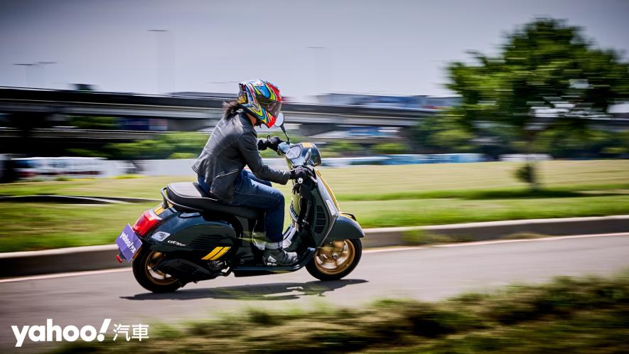 自由誠可貴的二輪時光機！2020 Vespa GTS 300 Racing Sixties城郊試駕！ - 7