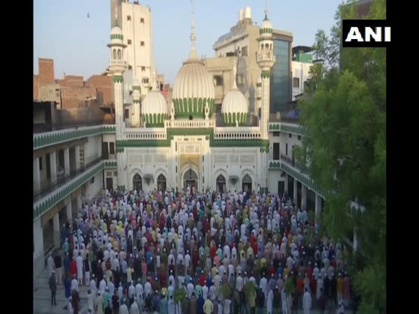 People celebrate Eid-ul-Fitr at home across country, COVID ...