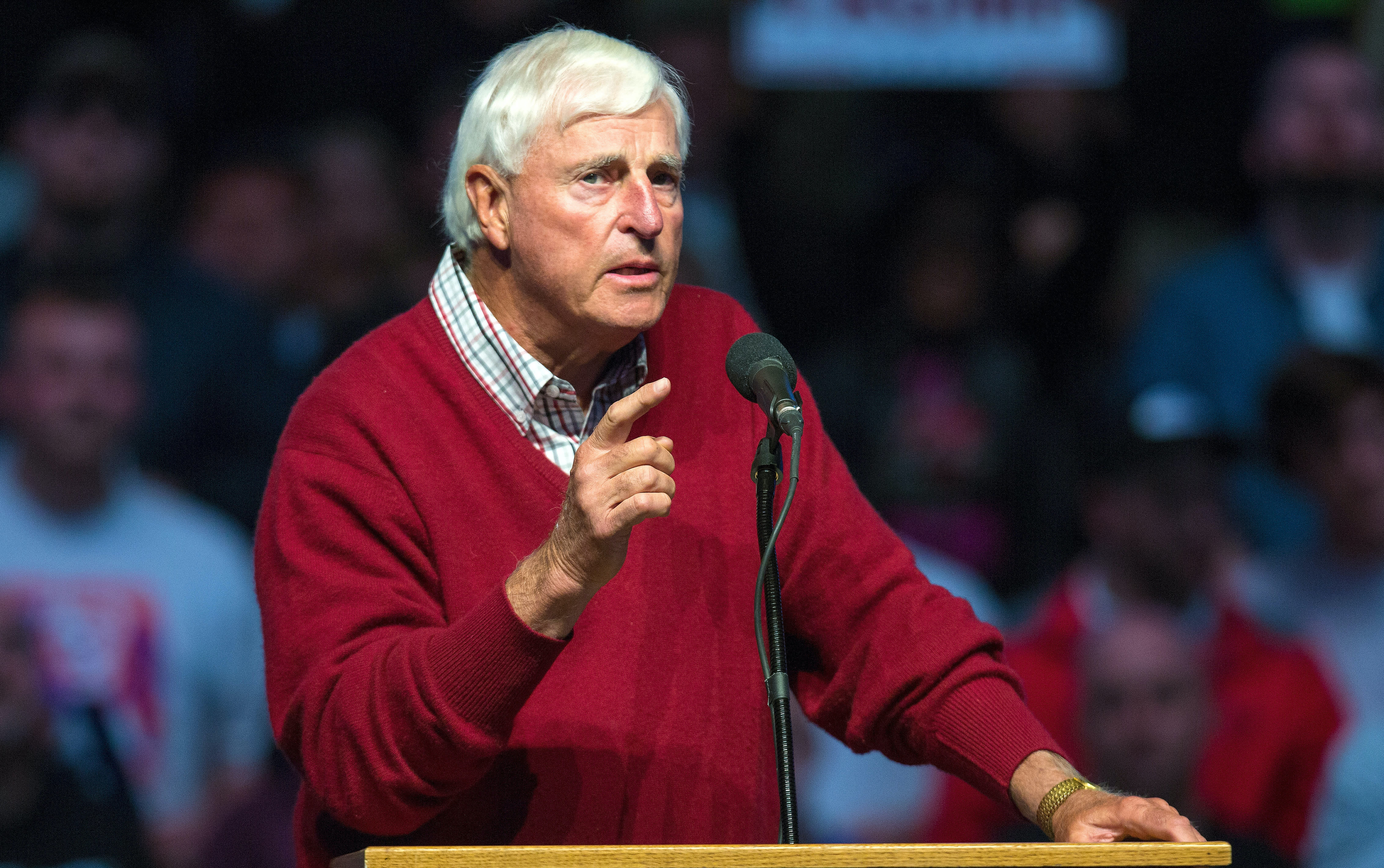 Bob Knight attends first Indiana game since 2000 firing