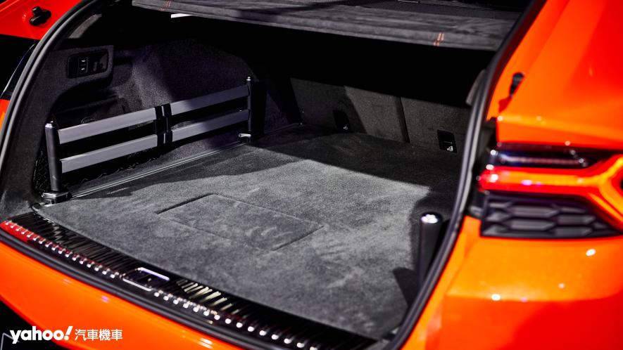 開闊平坦且容量不俗的後行李廂空間依舊是Lamborghini Urus SE作為日常用車的重點。 - 5