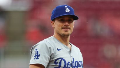 Yahoo Sports - Los Angeles Dodgers infielder Enrique Hernandez made an error while doing a live in-game interview during Apple TV+&#39;s