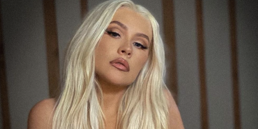 Christina Aguilera Posted A Topless Photo 20 Years After She Did It On ...