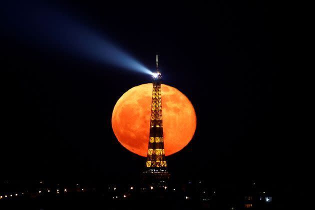 Dans La Nuit Noire Parisienne L Eblouissant Spectacle De La Super Lune Et De La Tour Eiffel