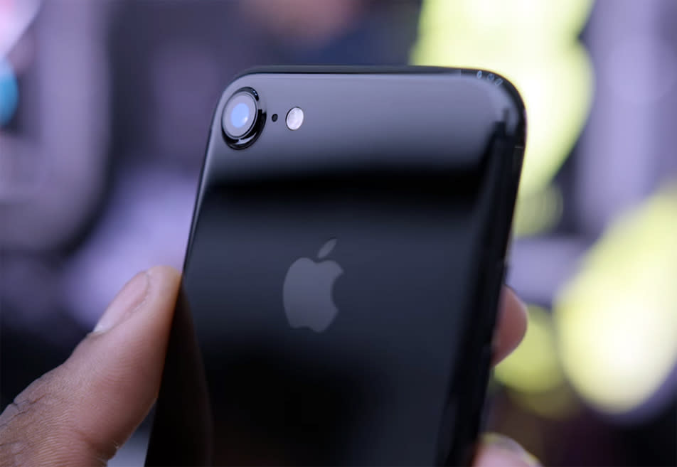 You Can Finally Pick Up An Iphone 7 Plus In Jet Black At Most Apple Retail Stores