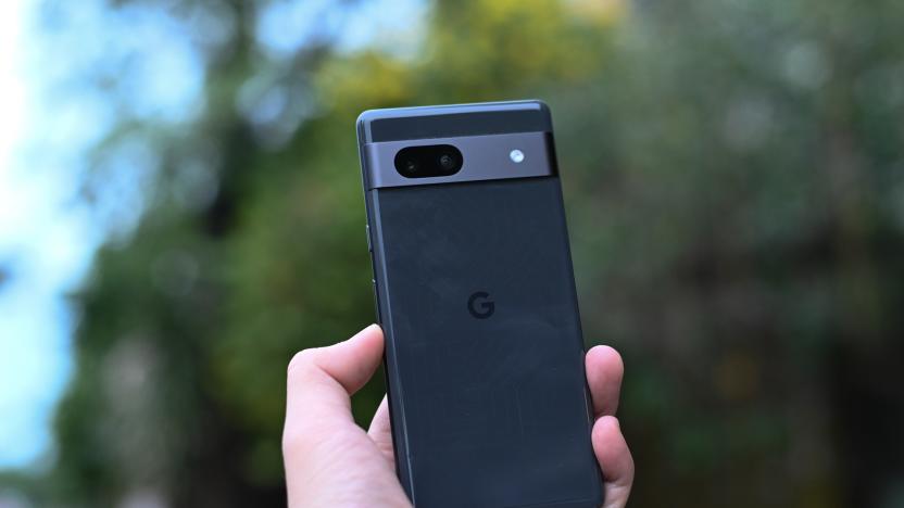 A photo from Zing News showing a hand holding a Google Pixel 7a against a background with a tree.